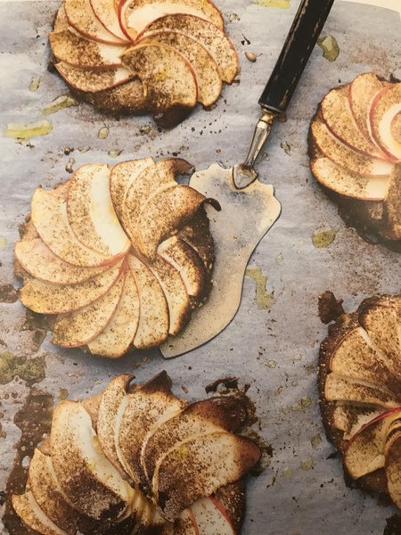 Яблочный мини-тарт на бисквите из овсяных отрубей и кунжутных семечек с финиками.
