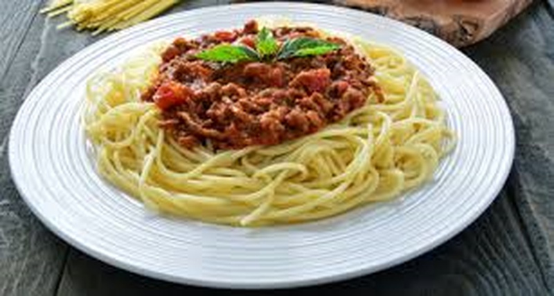 День Пасты. Спагетти Болоньезе,  Лазанья рыбная со шпинатом и лососем.