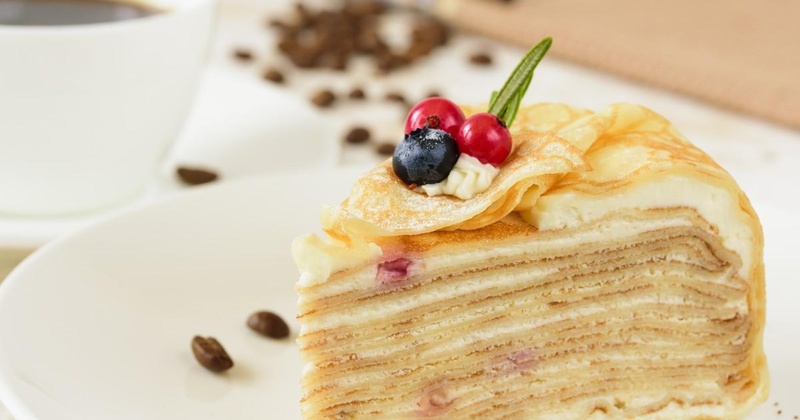 Блинный торт со сметанныым кремом и сгущенкой. 